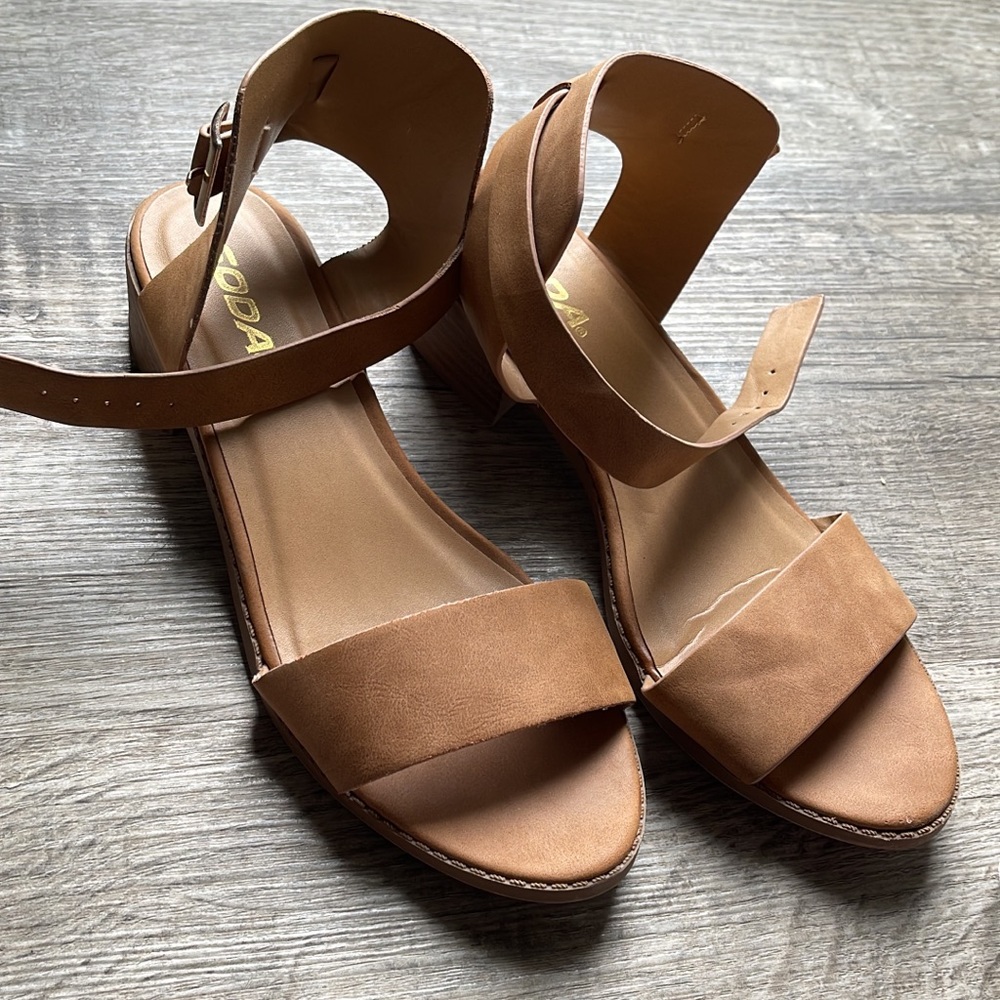 Size 4, strap sandals, about 1/2 heel. Good girls shoe